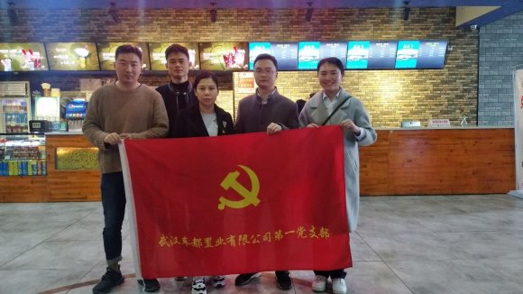 观看先进事迹片    向时代楷模学习 