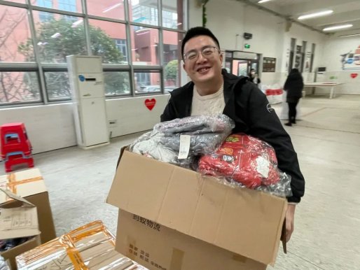 车都集团开展“暖冬行动 温暖利川”爱心捐赠活动