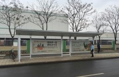 新年伊始公交站亭换新颜