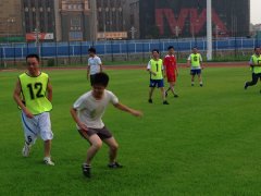 释放青春激情  挥汗绿茵场